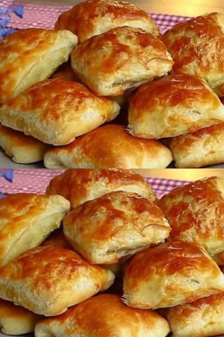 Pasta Croccante servita su un piatto con contorni freschi