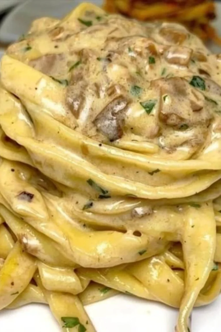 Tagliatelle con crema di parmigiano e funghi porcini