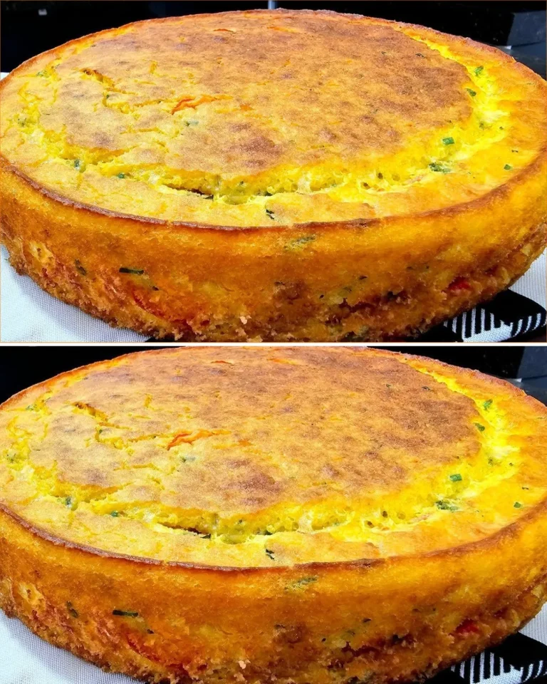 Fetta di torta di mais speziata servita su un piatto
