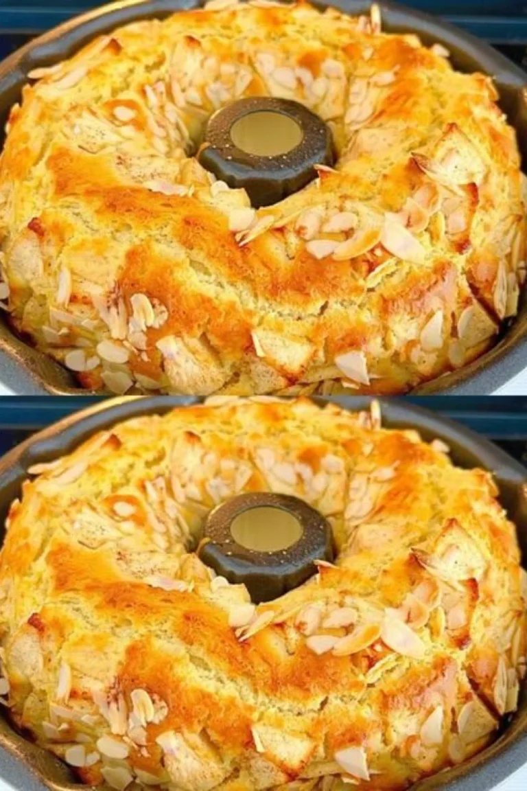 Fetta di torta di mele appena sfornata con mele fresche sopra