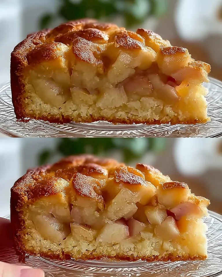 Fetta di Torta di Mele con Yogurt su piatto decorato.
