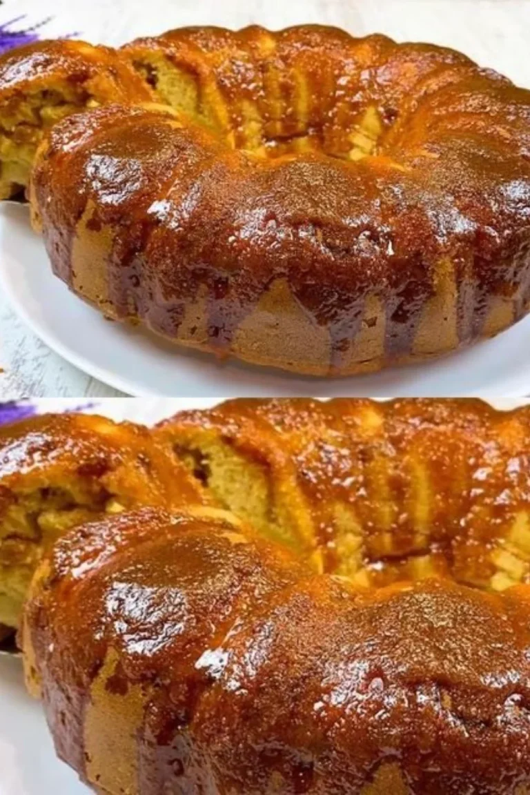 Torta di mele veloce appena sfornata con fette di mele sopra