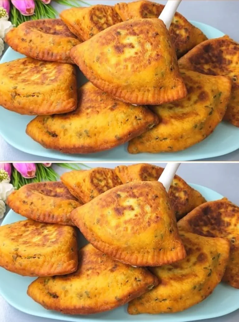 Patate croccanti al forno servite in un piatto bianco