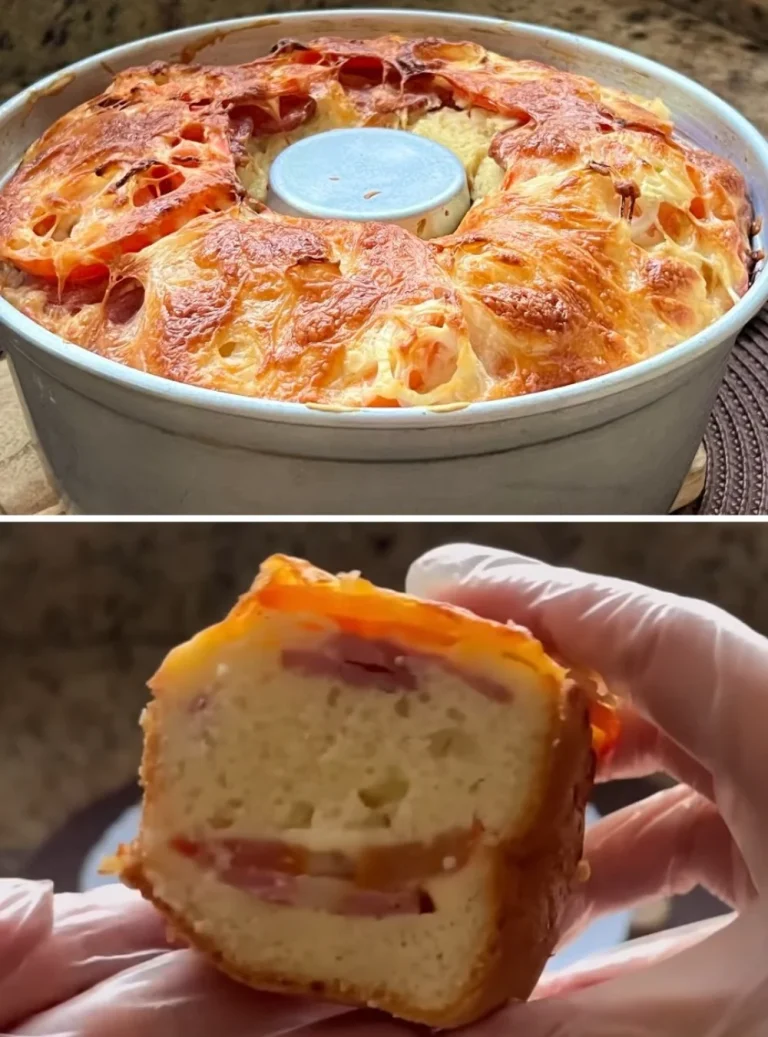 Torta al liquidificatore appena sfornata decorata con frutta fresca
