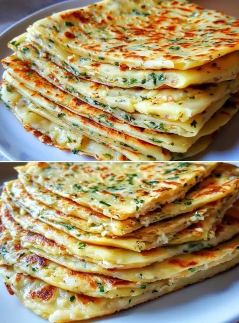 Focaccine di patate appena sfornate servite su un piatto.
