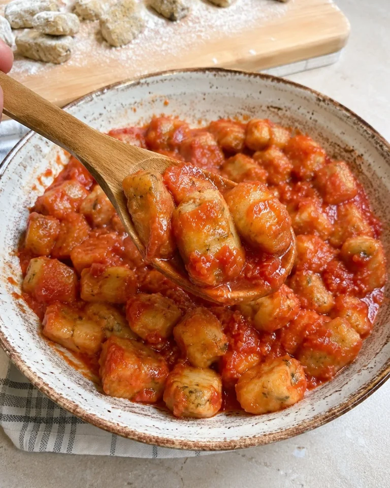 Gnocchi morbidi di melanzane e ricotta condìti al pomodoro.