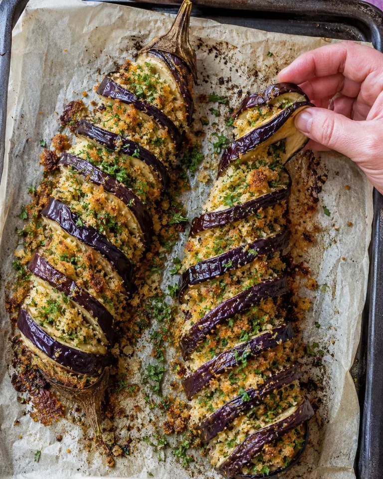 Melanzane a spirale con pecorino e mollica alle erbe, piatto appetitoso