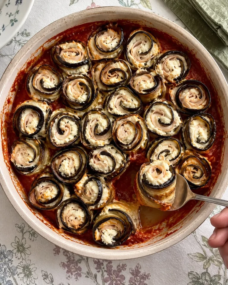 Rosette di melanzane ripiene di ricotta e tacchino, un delizioso piatto italiano.