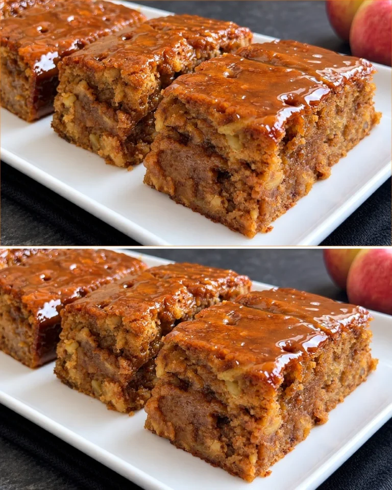 Torta di mele alla caramella appena sfornata su un piatto di ceramica