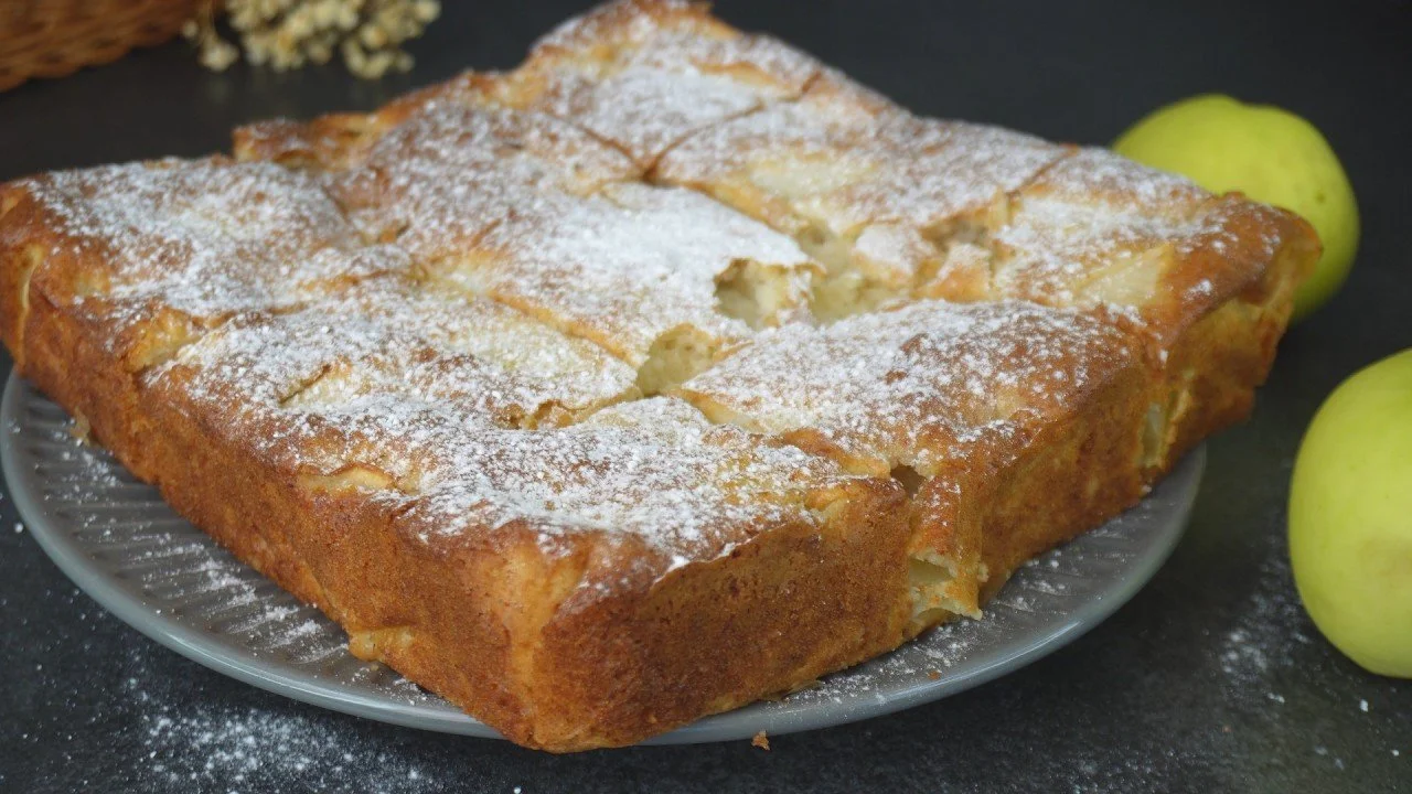 Fetta di torta di mele fatta in casa, simbolo di tradizione familiare italiana.